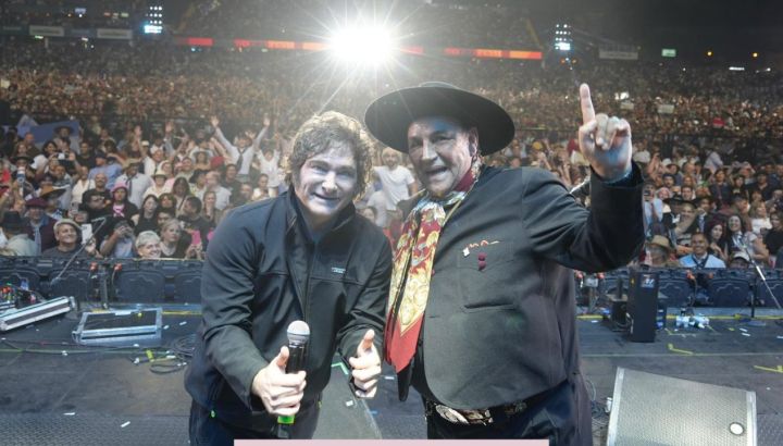 La mala noticia que recibió el Chaqueño Palavecino tras sacarse una foto con Javier Milei