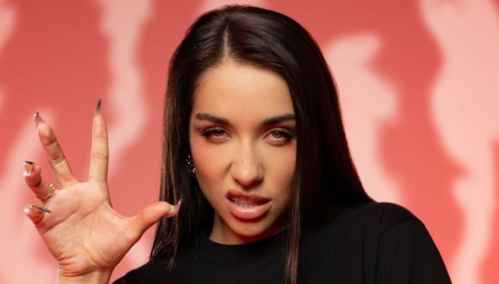 La original combinación Y2K punk de María Becerra rebutizando la vincha con bikini