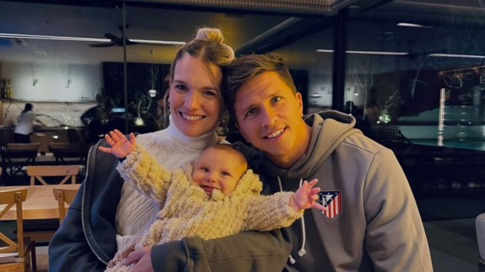 Eva Bargiela y Gianluca Simeone junto a su hijo Faustino