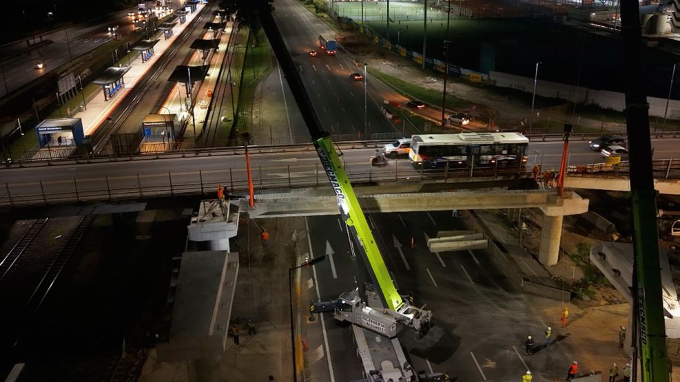 Cierran una avenida clave para montar vigas de 45 toneladas del nuevo Puente Labruna 28012026