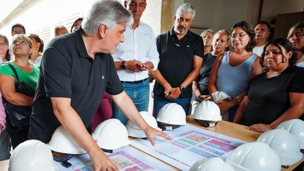 Martin Llaryora junto a sus ministros