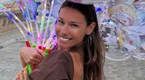 Pampita se despidió del color del 2025 con un jugado wet dress en la playa