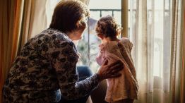 Cuidar a los nietos puede beneficiar el cerebro.