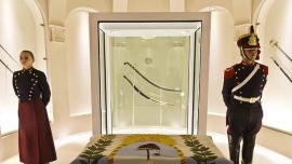 Los herederos de Rosas presentaron una medida cautelar para que Milei "no se robe el sable de San Martín"