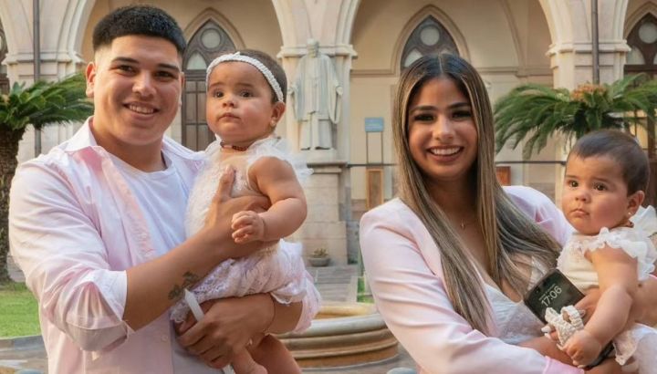 Daniela Celis y Thiago Medina festejaron juntos el cumpleaños de sus gemelas, Laia y Aimé: looks idénticos, globos y sorpresas