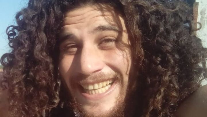 A qué se dedica Momo, el hijo hippie de Julián Weich que vive en una casa de barro