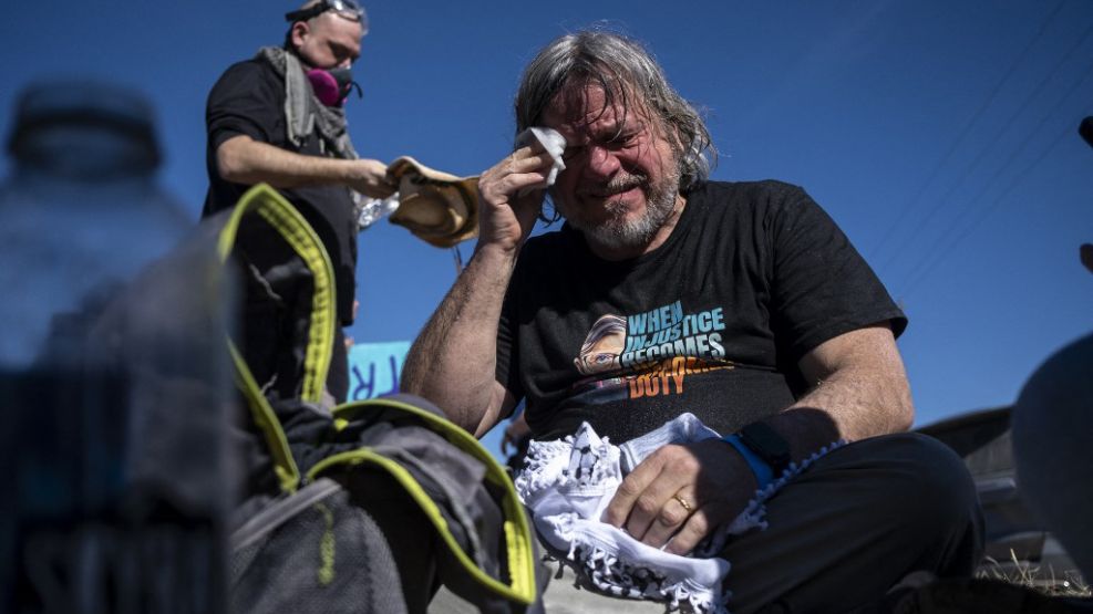 Ciudadanos que protestaban contra el ICE en un centro de detención de Texas fueron reprimidos con gases.