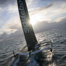 El capitán francés Thomas Coville y su tripulación navegan a bordo del multicasco de clase Ultim "Sodebo Ultim 3" tras cruzar la meta de su intento de ganar el Trofeo Julio Verne, en el océano Atlántico, frente a la costa de Brest, Bretaña, oeste de Francia. El Trofeo Julio Verne premia la circunnavegación más rápida del mundo con tripulación, sin asistencia y sin escalas en cualquier tipo de yate. | Foto:LOIC VENANCE / AFP