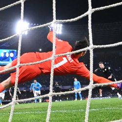 El centrocampista argentino del Chelsea, Enzo Fernández, marca un penal contra el arquero italiano del Napoli, Alex Meret, durante el partido de la jornada 8 de la fase de liga de la UEFA Champions League entre el Napoli y el Chelsea en el estadio Diego Armando Maradona en Nápoles. | Foto:ALBERTO PIZZOLI / AFP