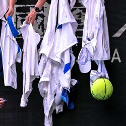 El serbio Novak Djokovic firma autógrafos para los fanáticos después de su partido de cuartos de final individual masculino contra el italiano Lorenzo Musetti en el undécimo día del torneo de tenis Abierto de Australia en Melbourne. | Foto:William West / AFP