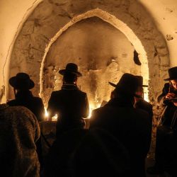 Judíos israelíes, incluidos ultranacionalistas, ultraortodoxos y colonos, rezan en la Tumba de José, una figura bíblica del Libro del Génesis, en la ciudad palestina de Nablus, en el norte de Cisjordania ocupada por Israel. El ejército israelí permitió a unos cientos de judíos religiosos ingresar al territorio palestino, en un convoy fuertemente custodiado para rezar durante la noche y realizar una oración matutina en el santuario. | Foto:MENAHEM KAHANA / AFP