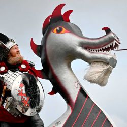 Lynden Nicolson del Escuadrón Jarl Up Helly AA, posa para una fotografía tras desfilar por las calles de Lerwick, Islas Shetland, antes del festival Up Helly Aa, que se celebra más tarde ese mismo día. Up Helly Aa celebra la influencia de los vikingos escandinavos en las Islas Shetland y culmina con hasta 1000 «guizers» (hombres disfrazados) lanzando antorchas encendidas a su barco vikingo y prendiéndole fuego al anochecer. | Foto:Andy Buchanan / AFP