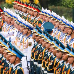 Miembros de la guardia de honor se preparan para la ceremonia de bienvenida del presidente del Consejo Europeo, Antonio Costa, en el Palacio Presidencial de Hanói, Vietnam. | Foto:LUONG THAI LINH / POOL / AFP