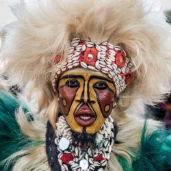 Un hombre con una máscara tradicional de simba, un famoso atuendo senegalés hecho con telas artesanales, danza por las calles durante el Festival Janjanbureh Kankurang en Janjanbureh, Región Central del Río. Este festival es una expresión del patrimonio cultural mandinga, celebrando la identidad, los valores comunitarios y la continuidad de la tradición. El Festival Janjanbureh Kankurang se ha convertido en un evento cultural de varios días que reúne a portadores de la cultura, artistas, intérpretes y visitantes de toda Gambia y el extranjero. | Foto:MUHAMADOU BITTAYE / AFP
