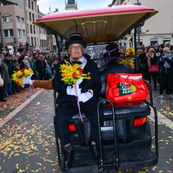 Un miembro de los Conscrits asiste al festival de la tradición Beaujolais en Villefrance-sur-Saône, centro-este de Francia. Durante el evento las personas nacidas el mismo año y las de décadas anteriores se reúnen para celebrar juntas, construir una carroza, disfrazarse y festejar a lo grande. | Foto:OLIVIER CHASSIGNOLE / AFP