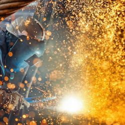 Un trabajador de la construcción es visto en una plataforma de petróleo y gas en alta mar en la Nueva Area de Binhai, en Tianjin, en el norte de China. | Foto:Xinhua/Du Penghui