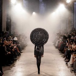 Una modelo presenta una creación de Rahul Mishra durante el desfile de Alta Costura Primavera/Verano 2026 de la Semana de la Moda de Alta Costura de París, en París. | Foto:GEOFFROY VAN DER HASSELT / AFP