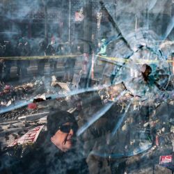 Una perforación de arma de fuego en el cristal de una ventana se puede ver frente a un monumento improvisado en memoria de Alex Pretti en Minneapolis, Minnesota. El 24 de enero, agentes federales dispararon y mataron a Alex Pretti, enfermero de cuidados intensivos de 37 años, mientras forcejeaban con él en una carretera helada en Minneapolis, menos de tres semanas después de que un agente de inmigración disparara contra Renee Good, también de 37 años, matándola en su coche. El presidente de Estados Unidos, Donald Trump, atribuyó las muertes al "caos" demócrata, mientras su administración se enfrentaba a una creciente presión por su represión masiva contra la inmigración en Minneapolis. | Foto:Roberto Schmidt / AFP