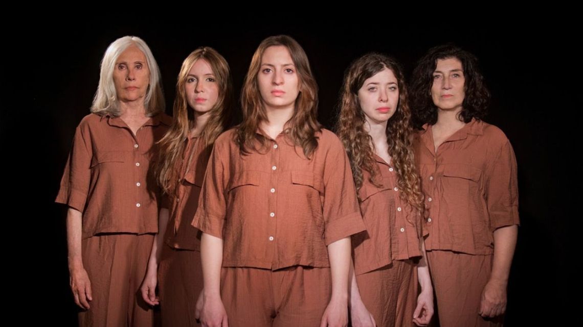 El color de la memoria: Patricia Renó y el tributo a una amistad que resiste al tiempo