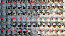 Imagen tomada con un dron de trabajadores revolviendo salsa de soya en fermentación en una cervecería tradicional, en Tengzhou, en la provincia de Shandong, en el este de China.