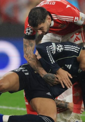 Kylian Mbappé y Nicolás Otamendi en Champions League