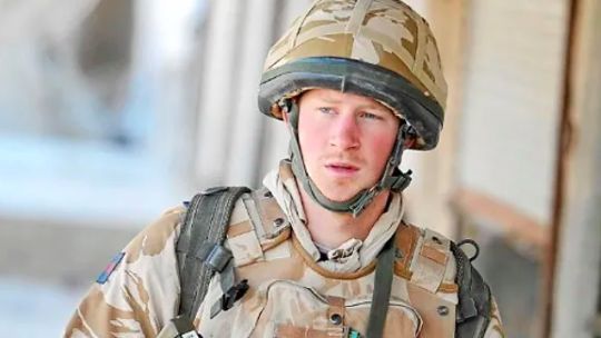 El príncipe Harry de uniforme durante su misión en Afganistán en 2008.