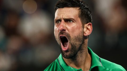 Novak Djokovic sacó a relucir su leyenda: eliminó a Jannick Sinner y definirá el Australia Open con Carlos Alcaraz
