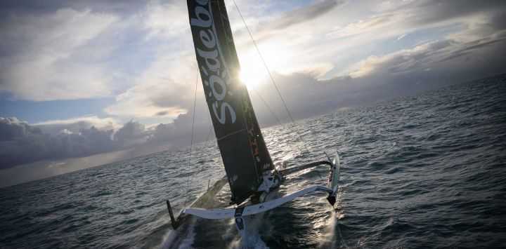 El capitán francés Thomas Coville y su tripulación navegan a bordo del multicasco de clase Ultim "Sodebo Ultim 3" tras cruzar la meta de su intento de ganar el Trofeo Julio Verne, en el océano Atlántico, frente a la costa de Brest, Bretaña, oeste de Francia. El Trofeo Julio Verne premia la circunnavegación más rápida del mundo con tripulación, sin asistencia y sin escalas en cualquier tipo de yate.