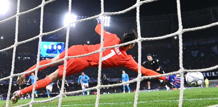 El centrocampista argentino del Chelsea, Enzo Fernández, marca un penal contra el arquero italiano del Napoli, Alex Meret, durante el partido de la jornada 8 de la fase de liga de la UEFA Champions League entre el Napoli y el Chelsea en el estadio Diego Armando Maradona en Nápoles.