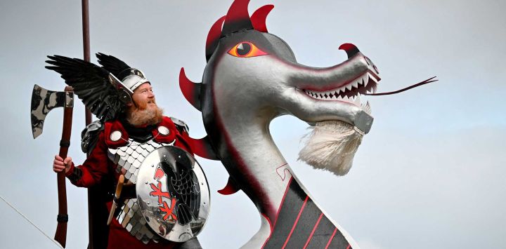 Lynden Nicolson del Escuadrón Jarl Up Helly AA, posa para una fotografía tras desfilar por las calles de Lerwick, Islas Shetland, antes del festival Up Helly Aa, que se celebra más tarde ese mismo día. Up Helly Aa celebra la influencia de los vikingos escandinavos en las Islas Shetland y culmina con hasta 1000 «guizers» (hombres disfrazados) lanzando antorchas encendidas a su barco vikingo y prendiéndole fuego al anochecer.