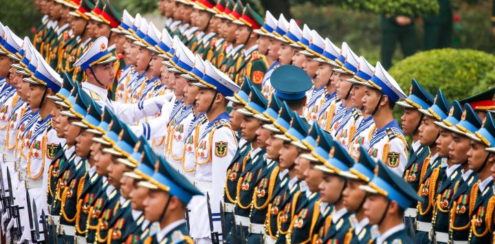 Miembros de la guardia de honor se preparan para la ceremonia de bienvenida del presidente del Consejo Europeo, Antonio Costa, en el Palacio Presidencial de Hanói, Vietnam.