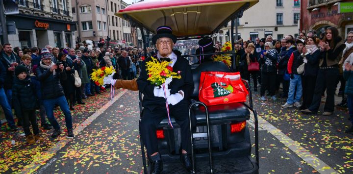Un miembro de los Conscrits asiste al festival de la tradición Beaujolais en Villefrance-sur-Saône, centro-este de Francia. Durante el evento las personas nacidas el mismo año y las de décadas anteriores se reúnen para celebrar juntas, construir una carroza, disfrazarse y festejar a lo grande.