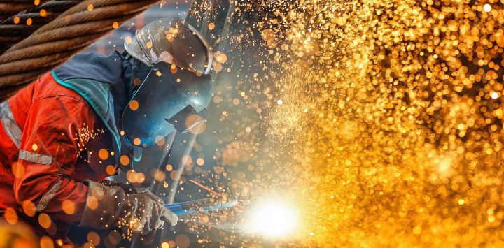 Un trabajador de la construcción es visto en una plataforma de petróleo y gas en alta mar en la Nueva Area de Binhai, en Tianjin, en el norte de China.