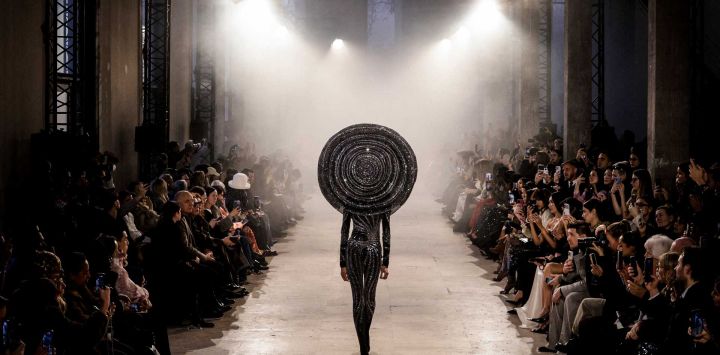 Una modelo presenta una creación de Rahul Mishra durante el desfile de Alta Costura Primavera/Verano 2026 de la Semana de la Moda de Alta Costura de París, en París.