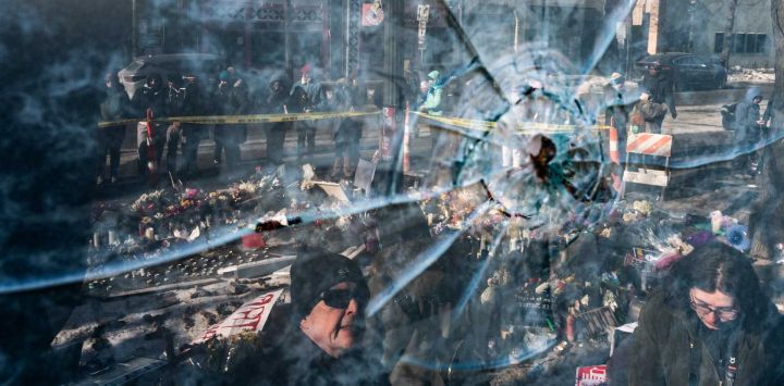 Una perforación de arma de fuego en el cristal de una ventana se puede ver frente a un monumento improvisado en memoria de Alex Pretti en Minneapolis, Minnesota. El 24 de enero, agentes federales dispararon y mataron a Alex Pretti, enfermero de cuidados intensivos de 37 años, mientras forcejeaban con él en una carretera helada en Minneapolis, menos de tres semanas después de que un agente de inmigración disparara contra Renee Good, también de 37 años, matándola en su coche. El presidente de Estados Unidos, Donald Trump, atribuyó las muertes al "caos" demócrata, mientras su administración se enfrentaba a una creciente presión por su represión masiva contra la inmigración en Minneapolis.