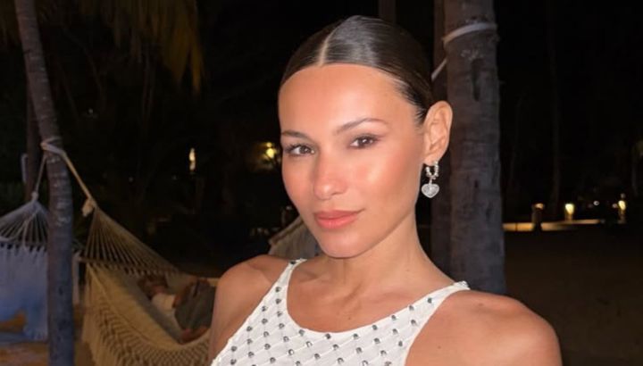 Adiós al wide leg clásico: Pampita apostó por una reversión del pantalón de la temporada