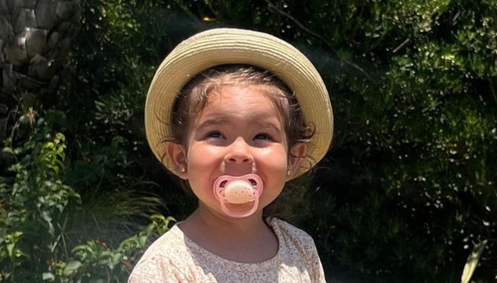 Sarah Burlando deslumbró con su look en Punta del Este: lentes retro, sombrero boho chic y un vestido soñado