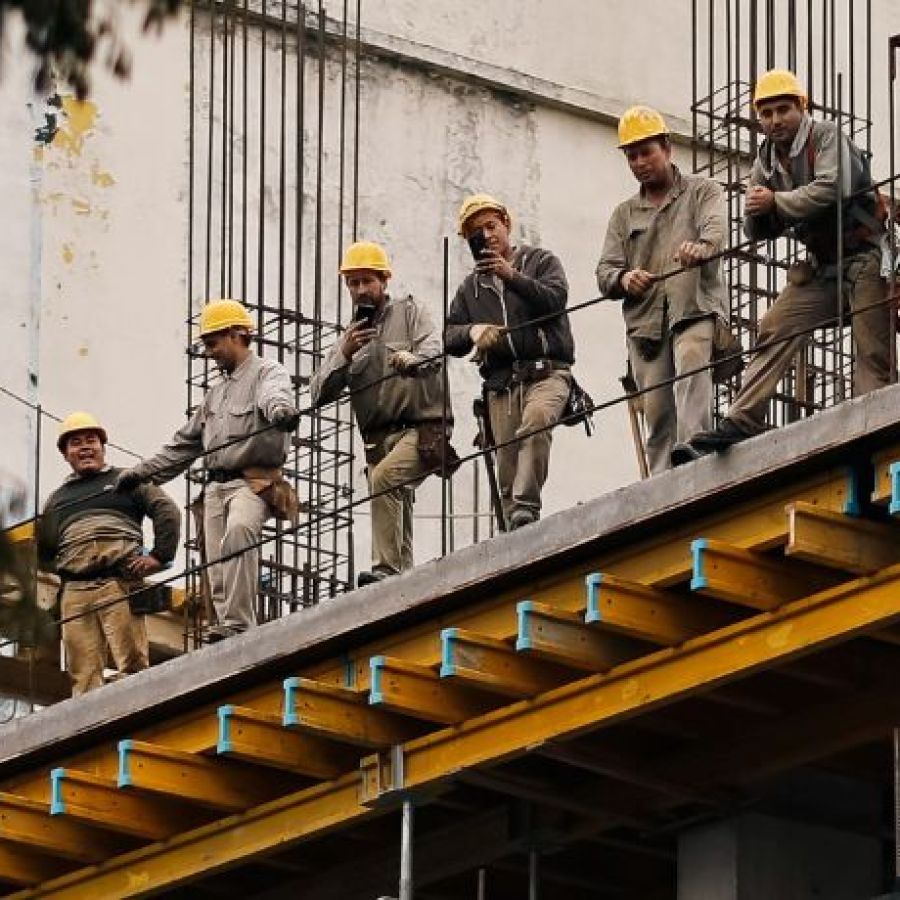 Reforma Laboral: qué dice la ley sobre empleados, contratados e indemnizaciones y qué sugiere el IERAL | Perfil