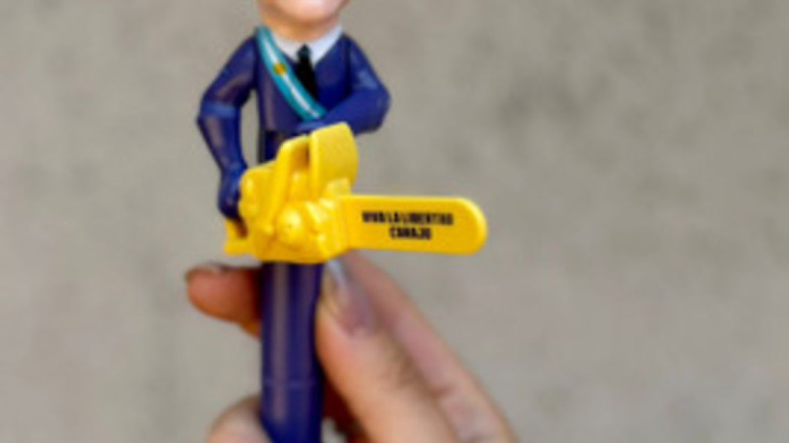 El merchandising de Milei llegó al Congreso con una la lapicera con motosierra y frases icónicas El merchandising de Milei llegó al Congreso con una la lapicera con motosierra y frases icónicas
