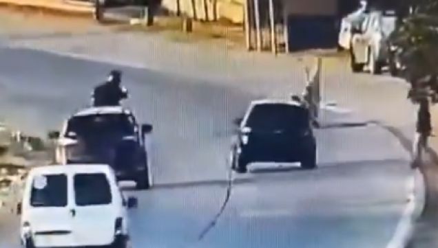 Un delincuente fue arrollado cuando intentaba asaltar a un motociclista en el Acceso Sudeste.