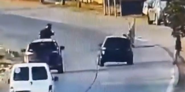 Un delincuente fue arrollado cuando intentaba asaltar a un motociclista en el Acceso Sudeste.