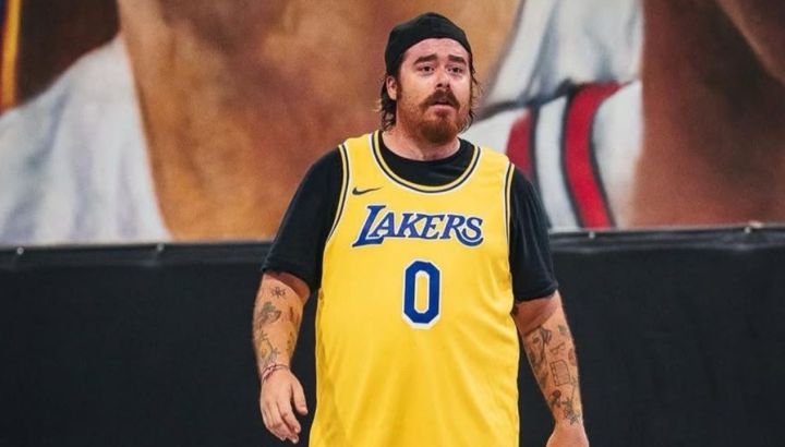 Así es la casa de Migue Granados: sala de ensayo, una cancha de básquet en el jardín y molino de viento