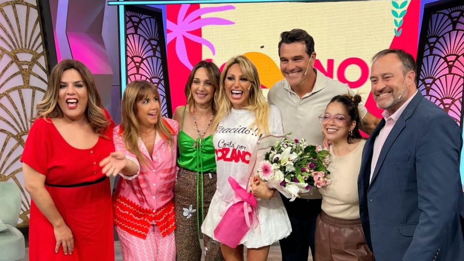 Vero Lozano, Vicky Xipolitakis y equipo