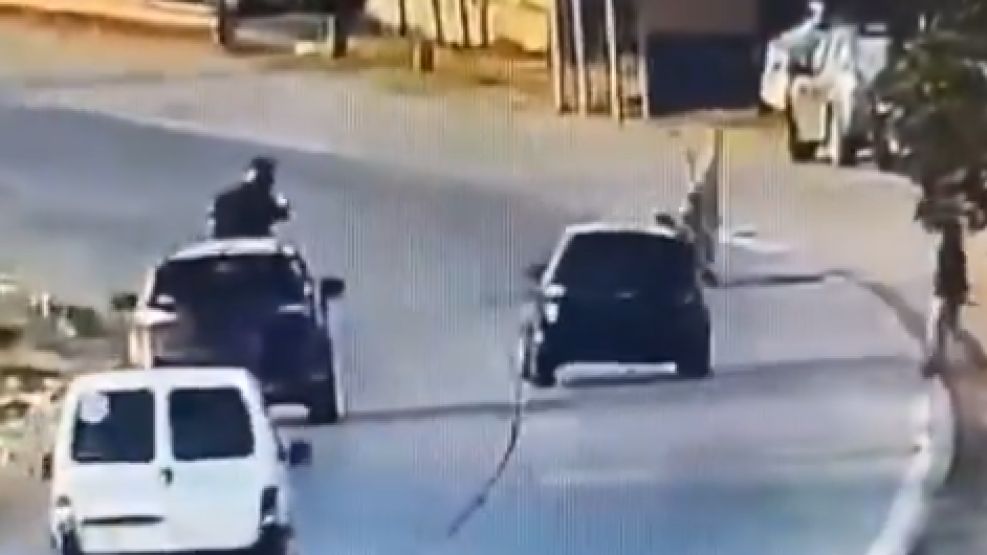 Un delincuente fue arrollado cuando intentaba asaltar a un motociclista en el Acceso Sudeste.