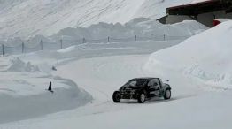 Colapinto, divirtiéndose en la nieve en Andorra.