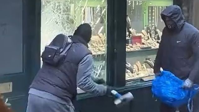 Aunque cueste creerlo asaltaron una joyería a mazazos en un barrio residencial de Londres.