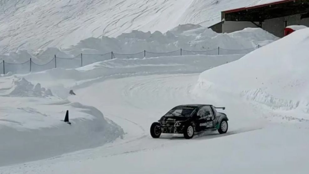 Colapinto, divirtiéndose en la nieve en Andorra.