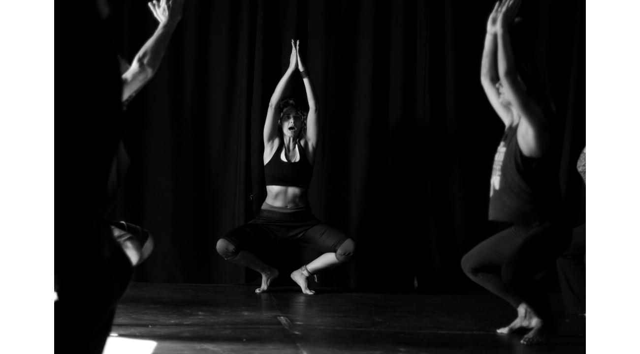 Ariana Caruso y el arte de entrenar la presencia: cuerpo, voz, energía y acción en escena