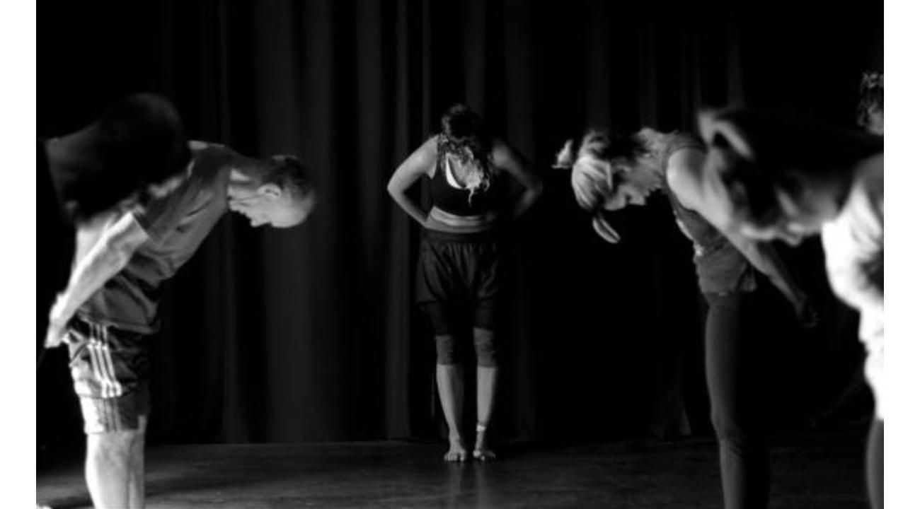 Ariana Caruso y el arte de entrenar la presencia: cuerpo, voz, energía y acción en escena