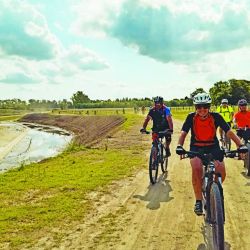 A través de caminos rurales poco transitados se llega a la pulpería La Confianza, ubicada frente a la estación Etchegoyen del FF.CC. Urquiza, hoy cerrada. 